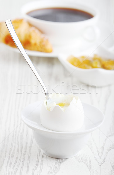 Desayuno suave huevo pasado por agua café croissant atasco Foto stock © dashapetrenko