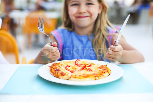 Junge Mädchen essen Pizza Freien Mädchen Stock foto © dashapetrenko