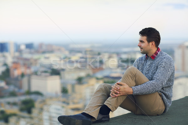 商業照片: 年輕人 · 坐在 · 戶外活動 · 屋頂 · 微笑