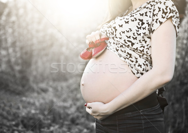 關閉 面目全非 孕婦 嬰兒 小 鞋 商業照片 © dashapetrenko
