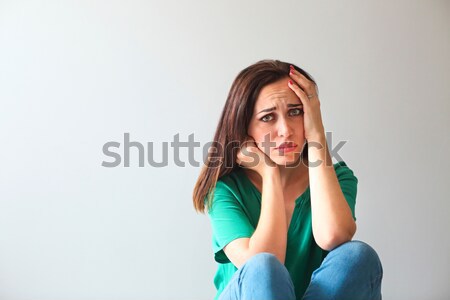 Foto stock: Retrato · triste · mulher · olhando · cinza