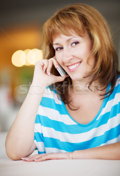 Openhartig afbeelding jonge vrouw praten telefoon cafe Stockfoto © dashapetrenko