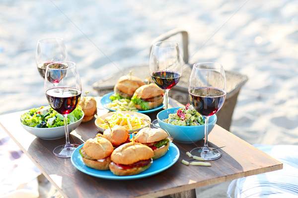 Mesa de picnic vino tinto gafas playa verano alimentos Foto stock © dashapetrenko