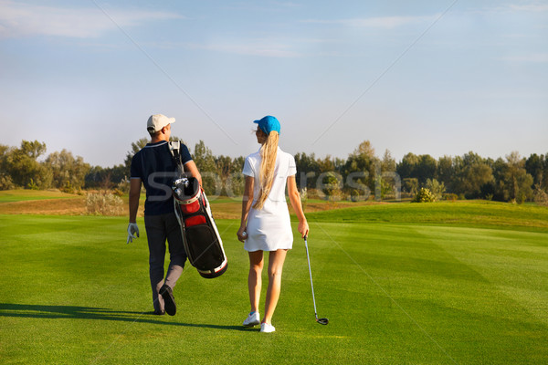 Couple jouer golf golf marche prochaine Photo stock © dashapetrenko