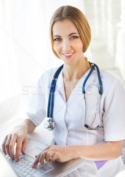 Foto stock: Retrato · mulher · jovem · médico · computador · branco · casaco