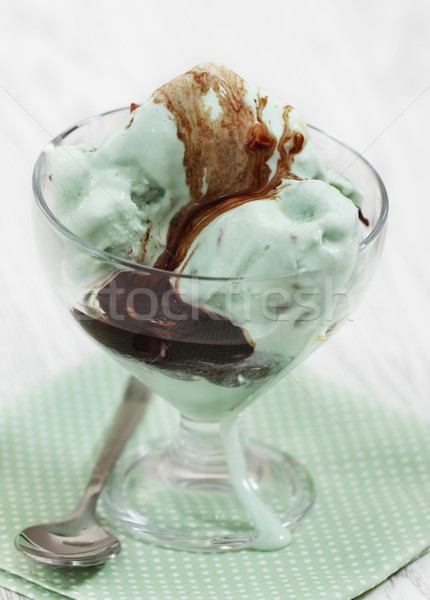 Fistic îngheţată ciocolată castron sticlă fundal Imagine de stoc © dashapetrenko