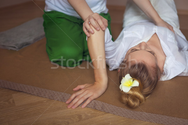Młoda kobieta masażu leczenie zdrowia centrum kobieta Zdjęcia stock © dashapetrenko