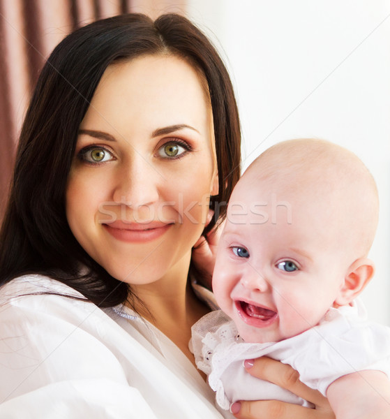 Gelukkig glimlachend moeder zes maand oude Stockfoto © dashapetrenko