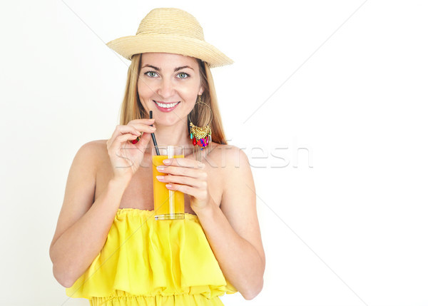Femeie zambitoare pălărie ochi potabilă suc de portocale amuzant Imagine de stoc © dashapetrenko