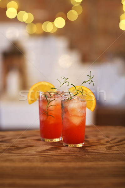 Twee cocktail bril houten bar counter Stockfoto © dashapetrenko