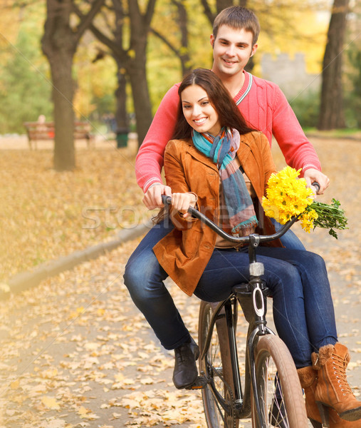 商业照片: 快乐 · 情侣 · 自行车 · 步行 · 秋天 · 公园
