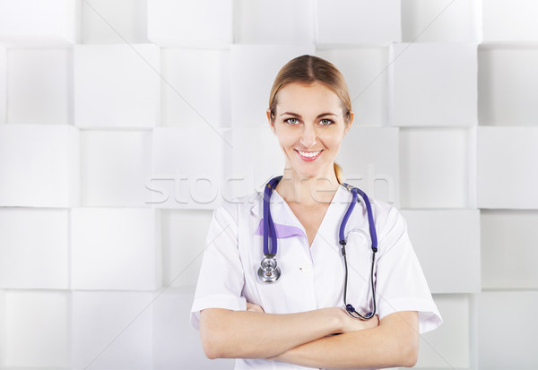 Destul de femeie zambitoare medic uniforma uita aparat foto Imagine de stoc © dashapetrenko