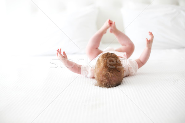 Zes maand baby spelen bed kaukasisch Stockfoto © dashapetrenko