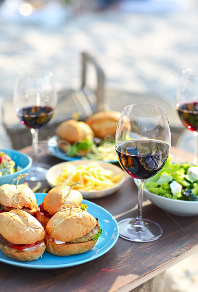 Picknicktafel rode wijn bril strand zomer voedsel Stockfoto © dashapetrenko