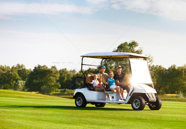 Foto stock: Belo · retrato · de · família · carrinho · campo · de · golfe · família · feliz · retrato