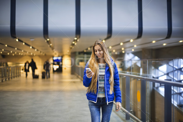 Mulher jovem internacional aeroporto telefone espera vôo Foto stock © dashapetrenko