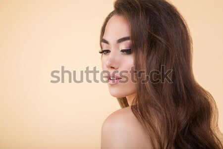 Portré elképesztő gyönyörű barna hajú nő közelkép Stock fotó © dashapetrenko