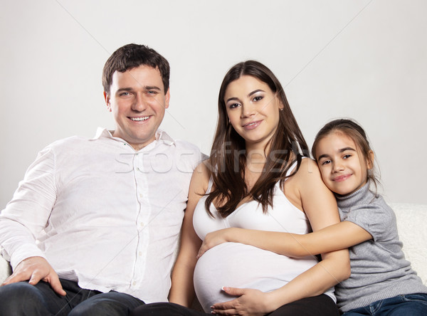 Сток-фото: молодые · беременна · семьи · расслабляющая · диван · стороны