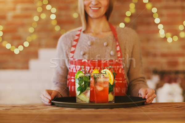 Foto stock: Jovem · mulher · bonita · vermelho · verde · cocktails · bandeja