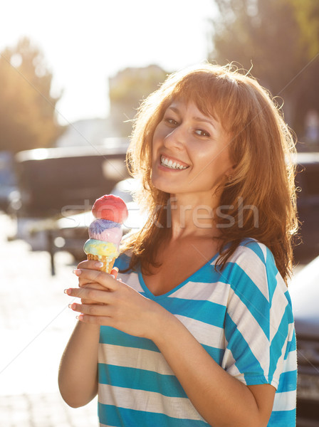 Donna cono gelato mani esterna alimentare Foto d'archivio © dashapetrenko