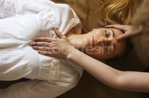 Jonge vrouw massage behandeling gezondheid centrum vrouw Stockfoto © dashapetrenko