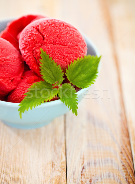草莓 冰淇淋 藍色 碗 木桌 木 商業照片 © dashapetrenko
