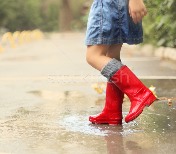 Foto stock: Nino · rojo · lluvia · botas · saltar