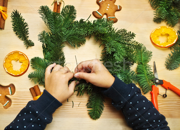 Foto stock: Little · girl · natal · coroa · mãos · amor · projeto