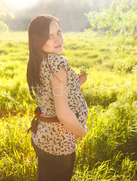 Piękna kobieta w ciąży biała sukienka kwitnienia wiosną portret Zdjęcia stock © dashapetrenko