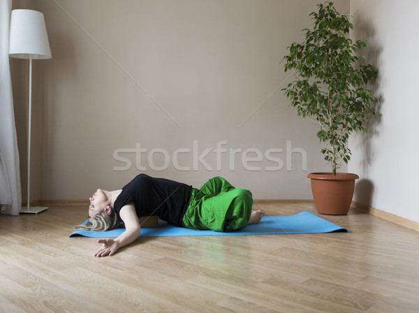 Yoga âge moyen fille Photo stock © dashapetrenko