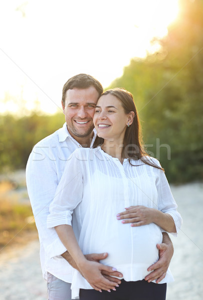 [[stock_photo]]: Jeunes · heureux · enceintes · famille · plage · été