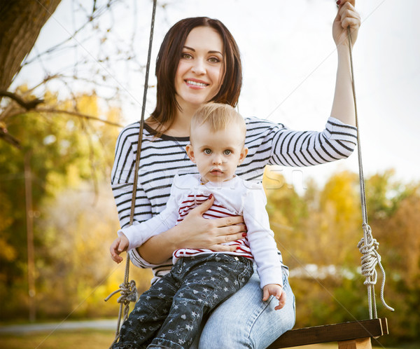 Zdjęcia stock: Szczęśliwy · matka · mały · baby · huśtawka · jesienią