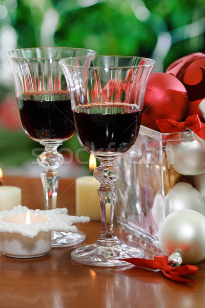 [[stock_photo]]: Verres · vin · rouge · Noël · décorations · arbre · de · noël · vacances