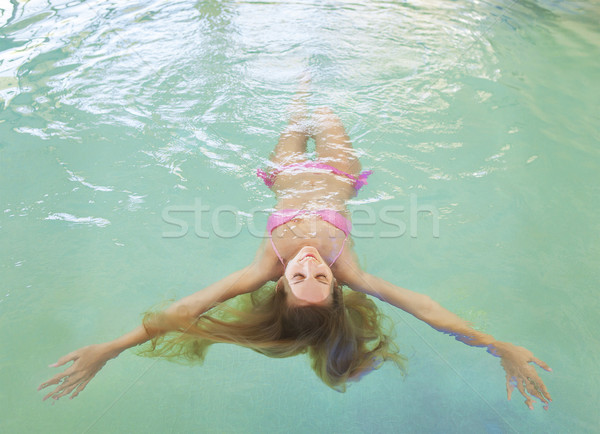 Jonge vrouw ontspannen water jonge blond vrouw Stockfoto © dashapetrenko