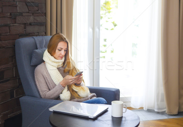Nő fotel ír szöveges üzenet mobiltelefon arc Stock fotó © dashapetrenko