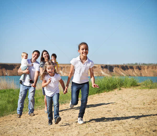 Gelukkig jonge familie kinderen outdoor hemel Stockfoto © dashapetrenko