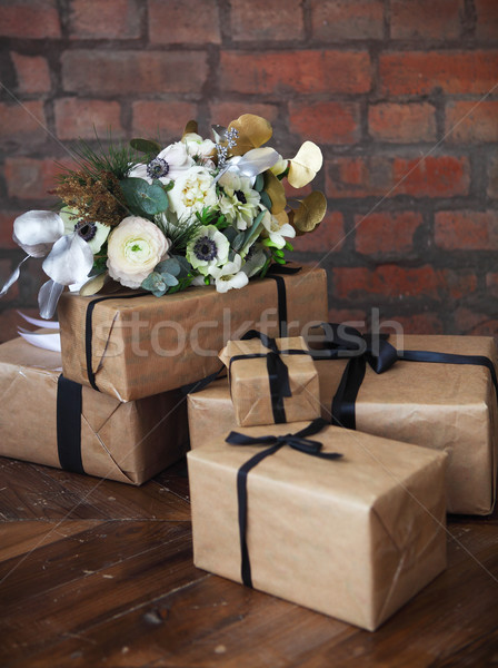 Stok fotoğraf: Düğün · hediyeler · güller · beyaz · çiçekler