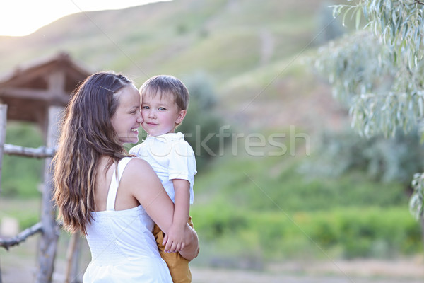 Jóvenes madre pequeño hijo familia feliz verano Foto stock © dashapetrenko