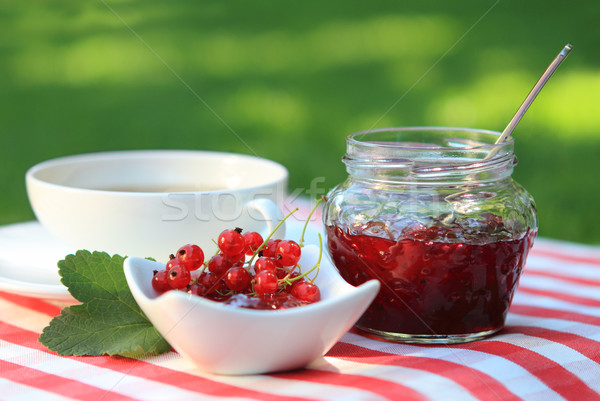 商業照片: 紅色 · 黑醋栗 · 果醬 · 茶 · 罐 · 花園