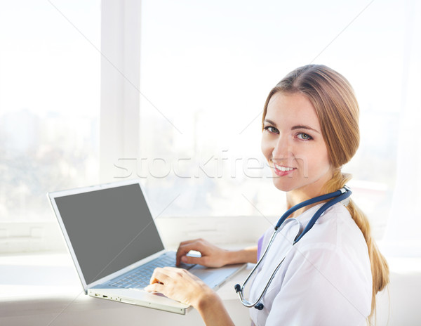 Stock fotó: Portré · fiatal · nő · orvos · számítógép · fehér · kabát