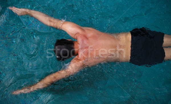 Om piscină tânăr sportiv tren Imagine de stoc © dashapetrenko