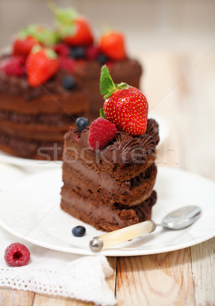 Foto stock: Peça · bolo · de · chocolate · glacê · fresco · baga · luz