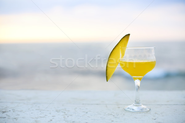 Szkła mango koktajl bar Licznik odkryty Zdjęcia stock © dashapetrenko