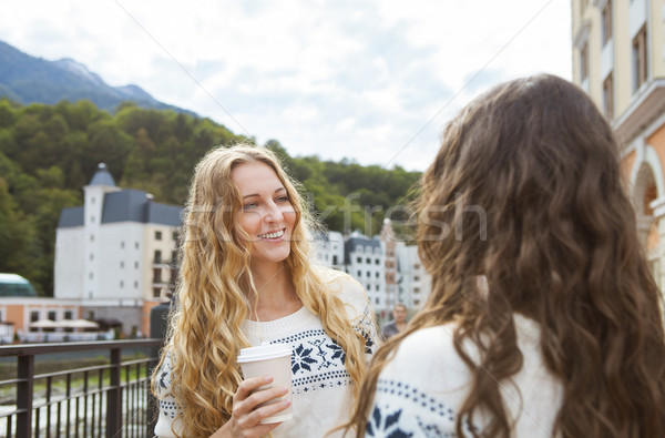 Zwei glücklich Frauen Gespräch Stadt Stock foto © dashapetrenko