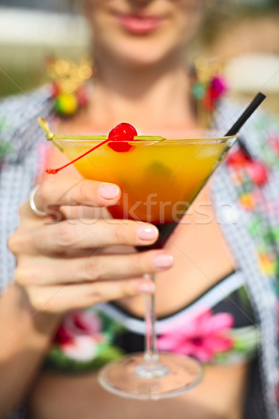 Exotic cocktail sticlă mână plajă apă Imagine de stoc © dashapetrenko