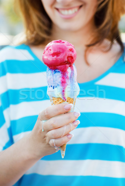 蛋捲冰淇淋 女子 手 戶外活動 關閉 食品 商業照片 © dashapetrenko