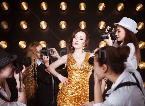 Superstar kobieta stwarzające paparazzi złoty Zdjęcia stock © dashapetrenko