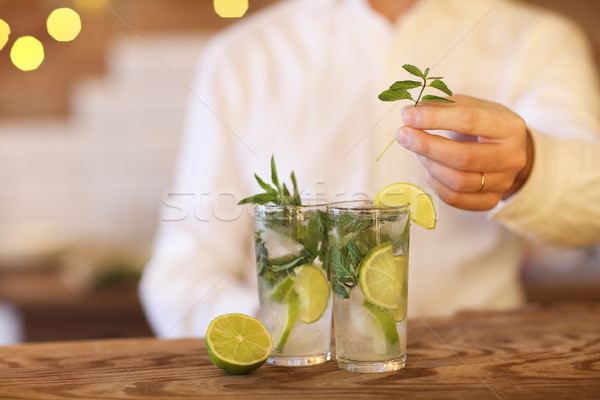 Foto stock: Garçom · dois · mojito · cocktails