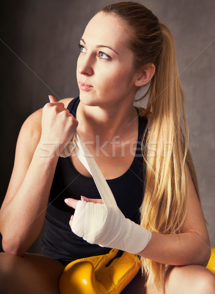Femeie boxer alb curea manseta Imagine de stoc © dashapetrenko