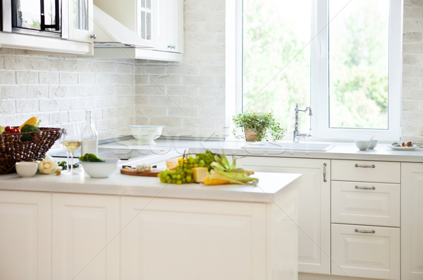 Clasic alb bucătărie alimente sanatoase acasă proiect Imagine de stoc © dashapetrenko